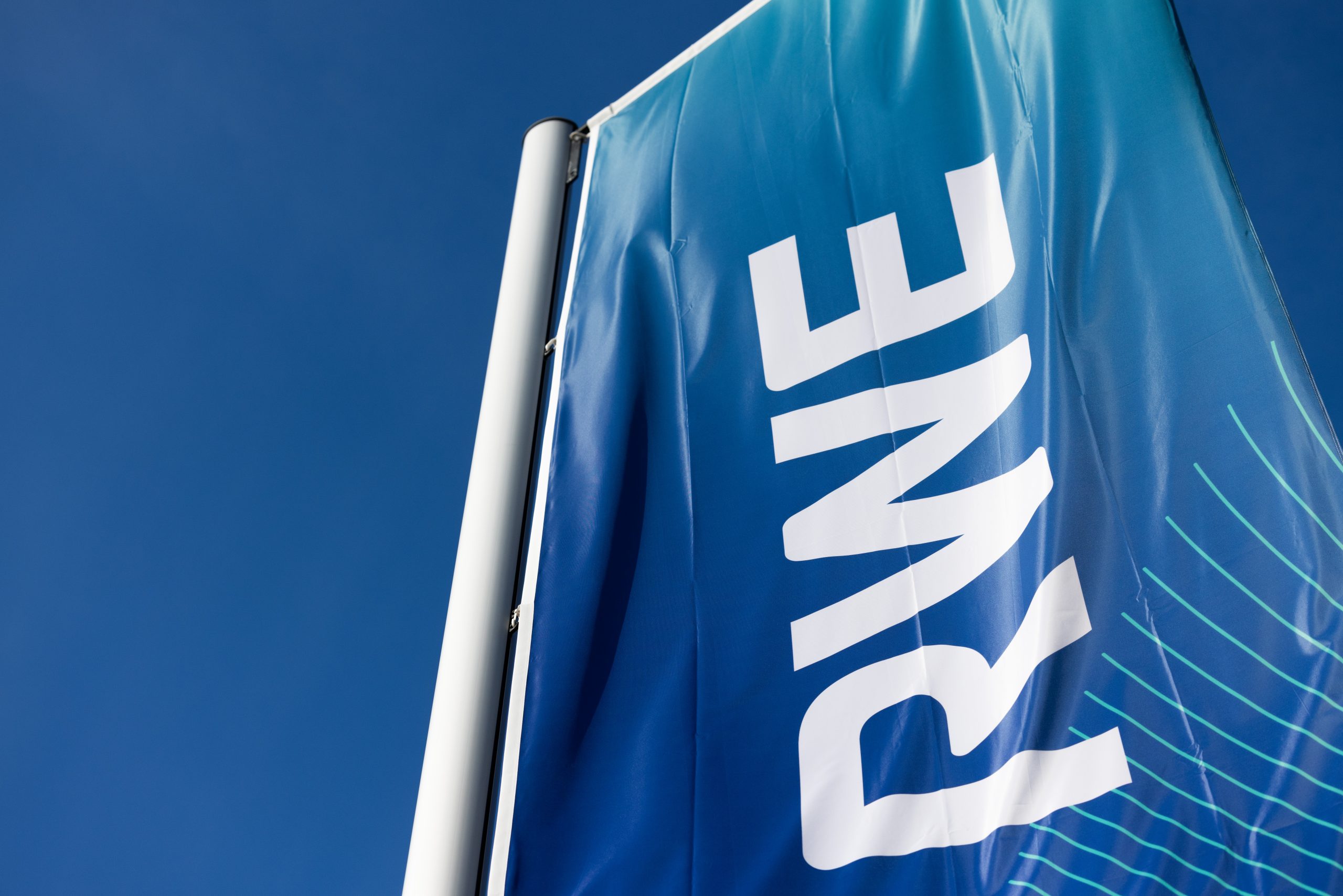 Eine Flagge mit dem Logo der RWE weht auf dem Unternehmenscampus in Essen.